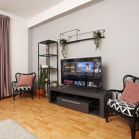 3 Bdrm Apartment In City Center Bucarest Exterior foto