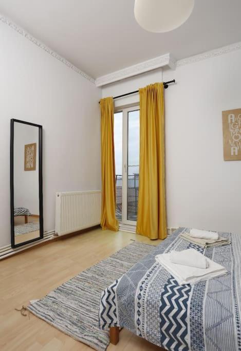 3 Bdrm Apartment In City Center Bucarest Exterior foto
