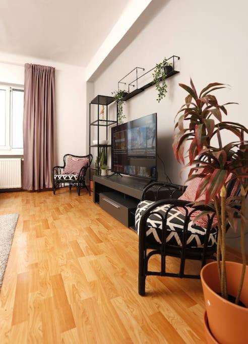 3 Bdrm Apartment In City Center Bucarest Exterior foto