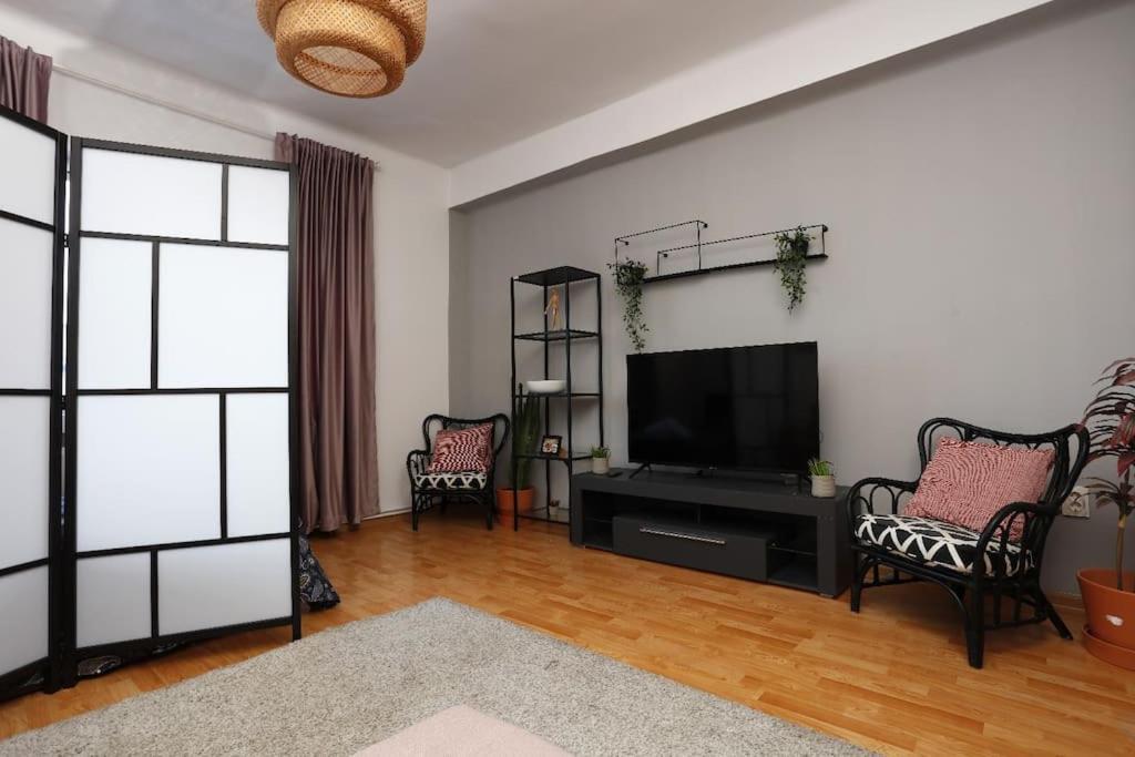 3 Bdrm Apartment In City Center Bucarest Exterior foto